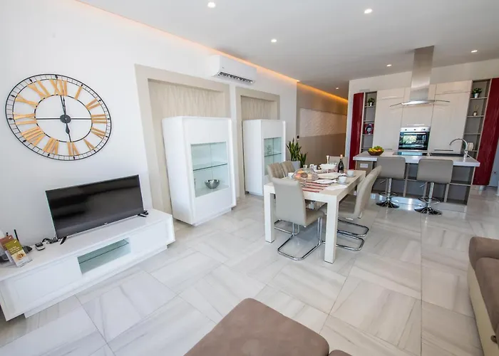 Artist Terrace Apartment *